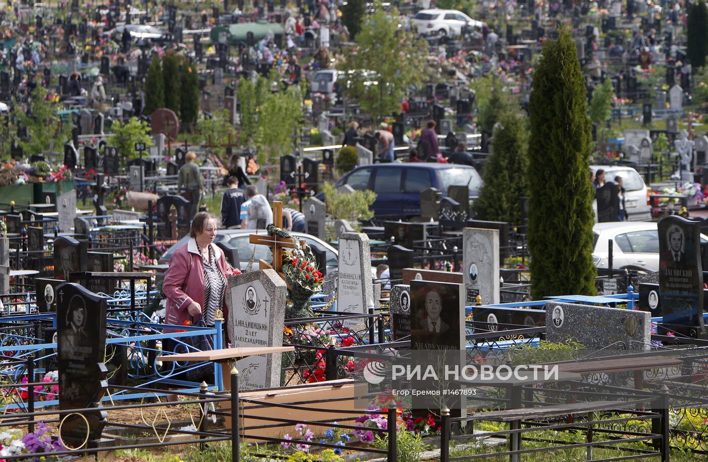 Посещение кладбищ в день Радоницы