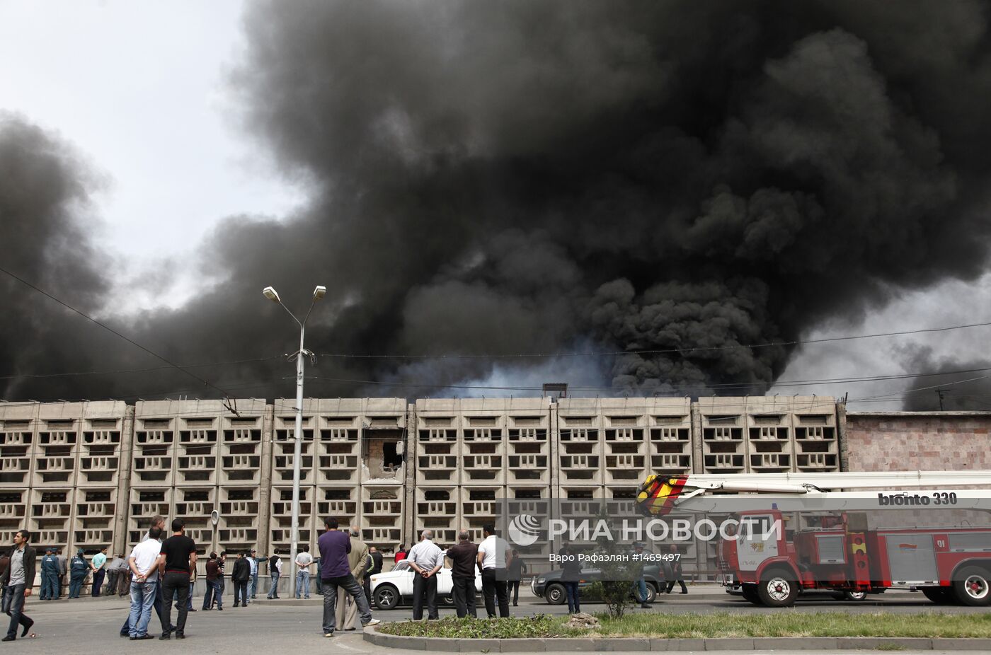 Пожар на складе компании "Спайка" в Ереване