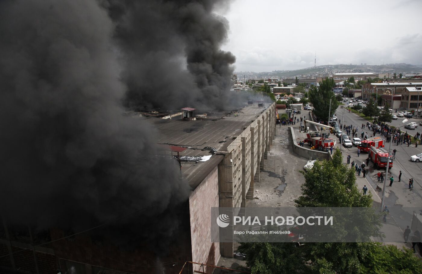 Пожар на складе компании "Спайка" в Ереване
