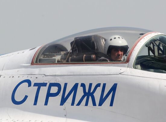 Представление командира пилотажной группы "Стрижи" М. Мусатова