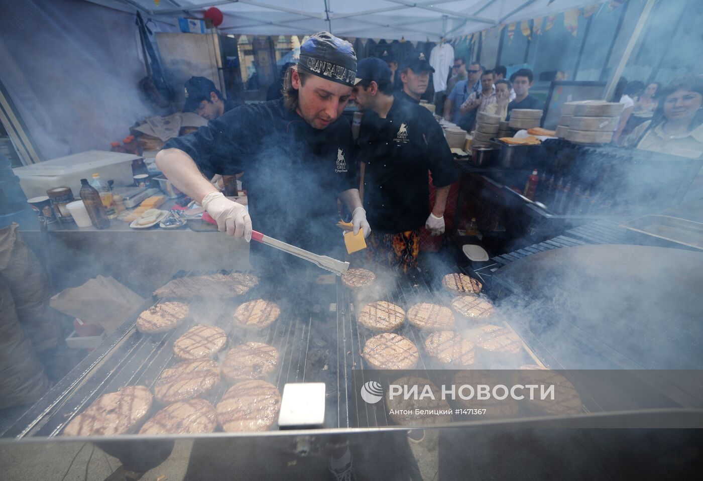Фестиваль "Бургерфест" на Кузнецком мосту в Москве