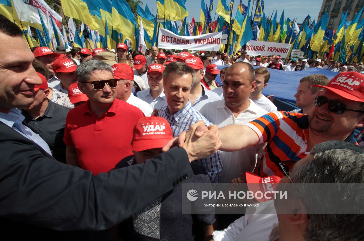 Акция оппозиции "Вставай, Украина!"