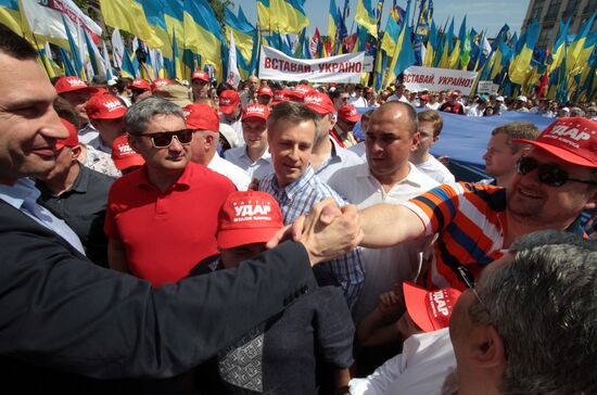 Акция оппозиции "Вставай, Украина!"