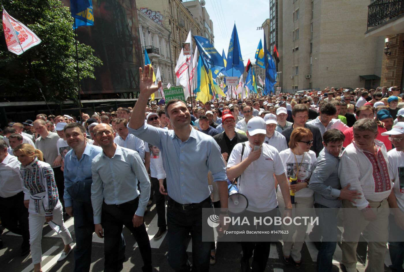 Акция оппозиции "Вставай, Украина!"
