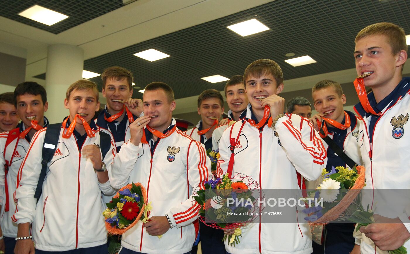 Юношеская сборная России по футболу вернулась в Москву