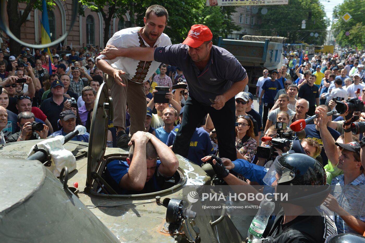 Акция оппозиции "Вставай, Украина!"
