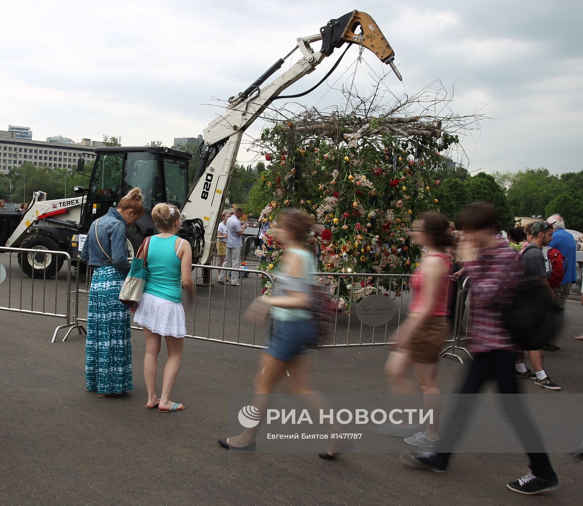 Арт-объект из тысячи тюльпанов в Парке Горького