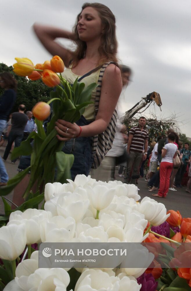 Арт-объект из тысячи тюльпанов в Парке Горького