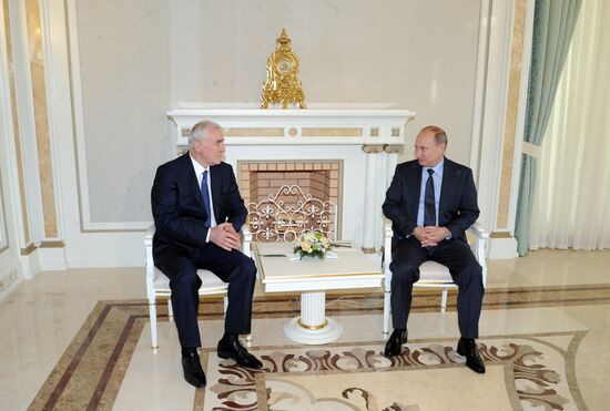В.Путин встретился с Л. Тибиловым