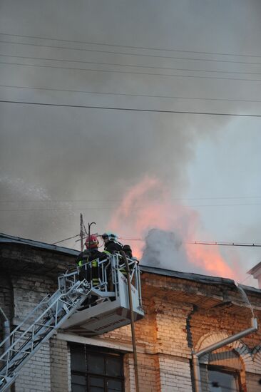 Пожар в выселенном доме на улице Нижняя Красносельская