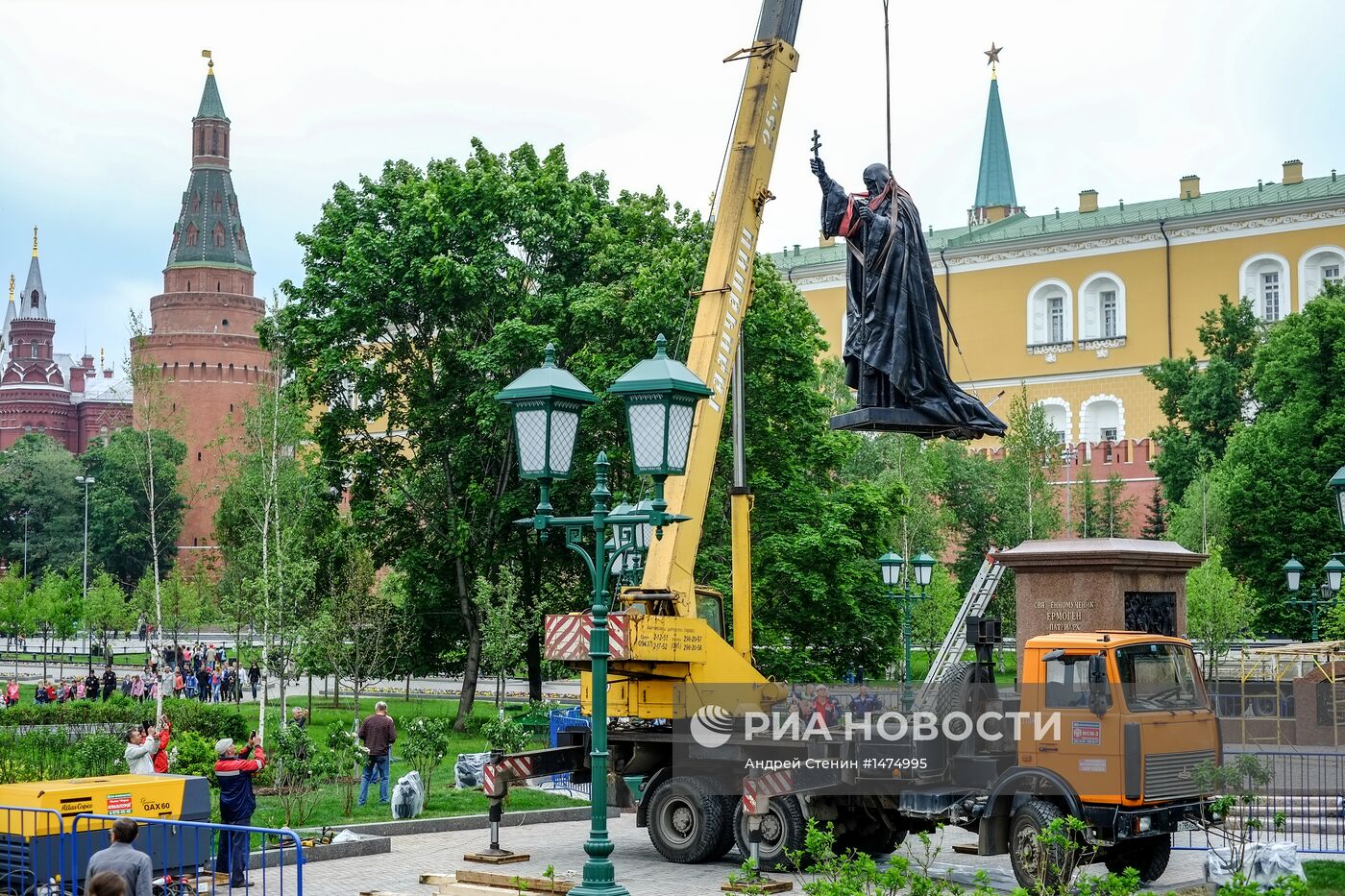 Установка монумента Патриарху Гермогену в Александровском саду