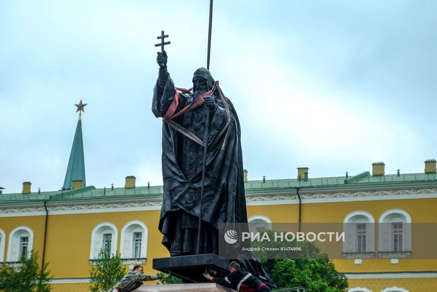 Установка монумента Патриарху Гермогену в Александровском саду