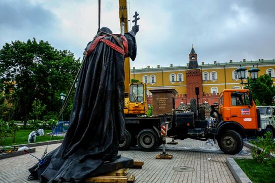 Установка монумента Патриарху Гермогену в Александровском саду