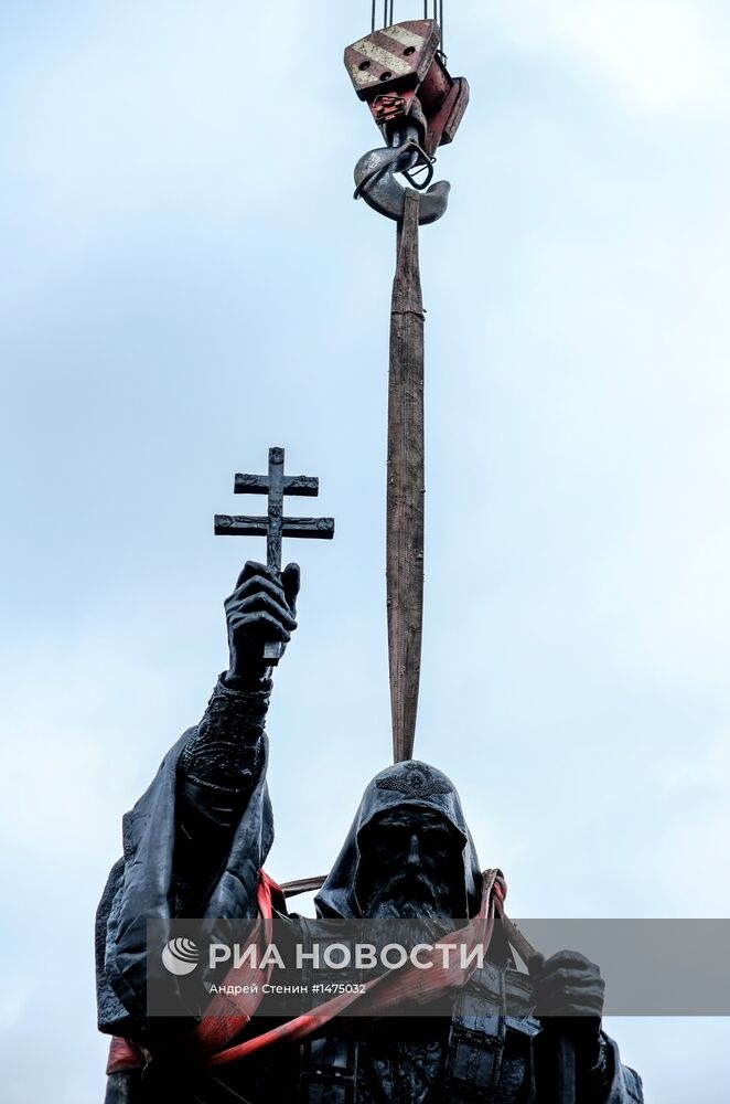 Установка монумента Патриарху Гермогену в Александровском саду