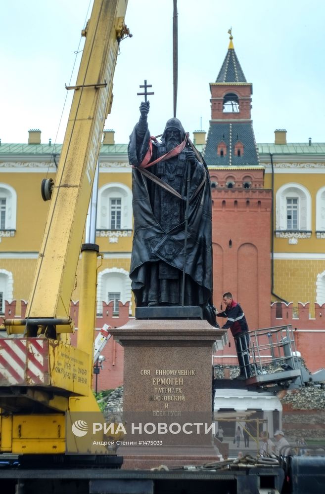 Установка монумента Патриарху Гермогену в Александровском саду