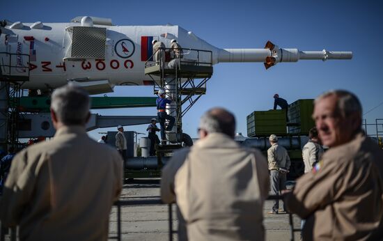 Ракету "Союз-ФГ" установили на стартовой площадке "Байконура"