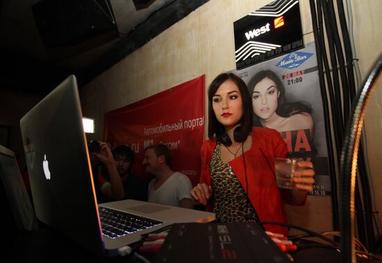 Актриса Саша Грей играет DJ-сет в "Main Bar" в Москве
