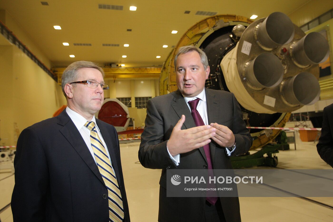 Д.Рогозин проинспектировал отправку на Плесецк ракеты "Ангара"