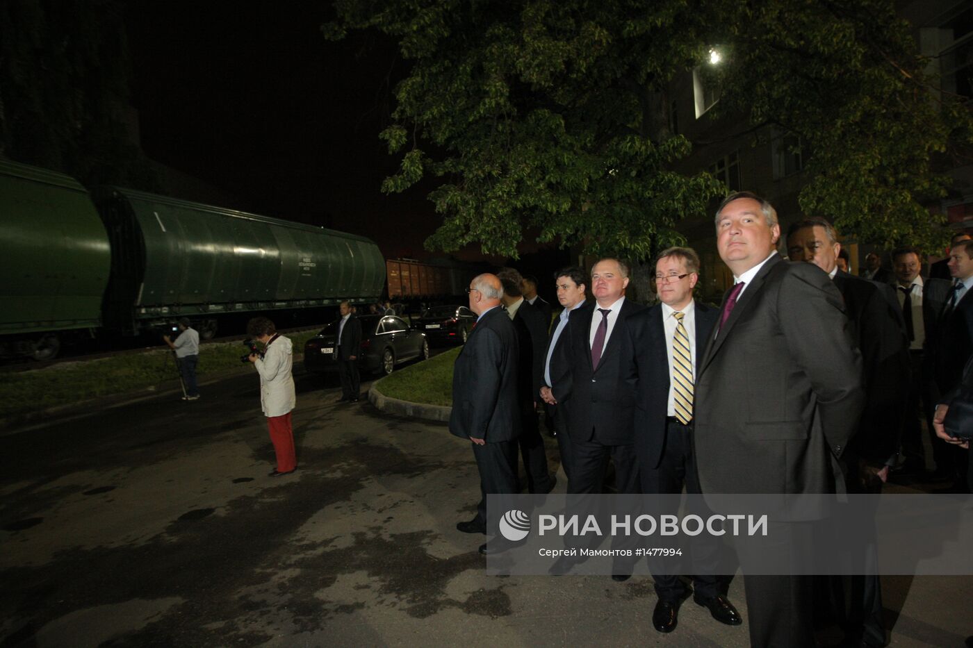 Д.Рогозин проинспектировал отправку на Плесецк ракеты "Ангара"