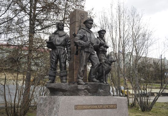 Памятник "Пограничникам Арктики" установлен в Мурманске