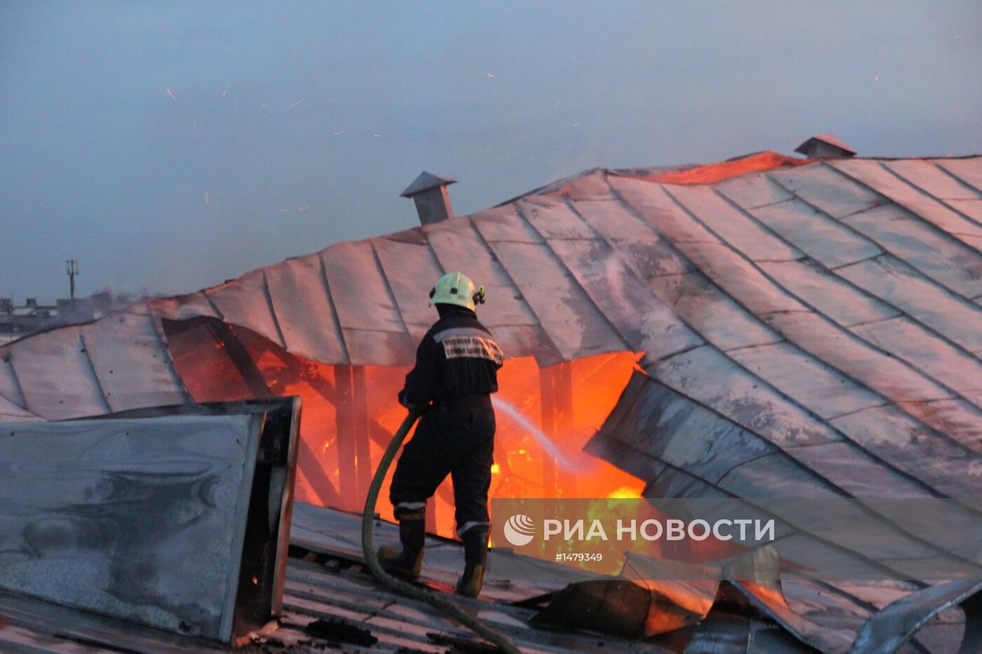 Пожарный на крыше. Пожар на крыше. Пожарные на крыше. Пожар кровли. Тушение пожаров на чердаках зданий.