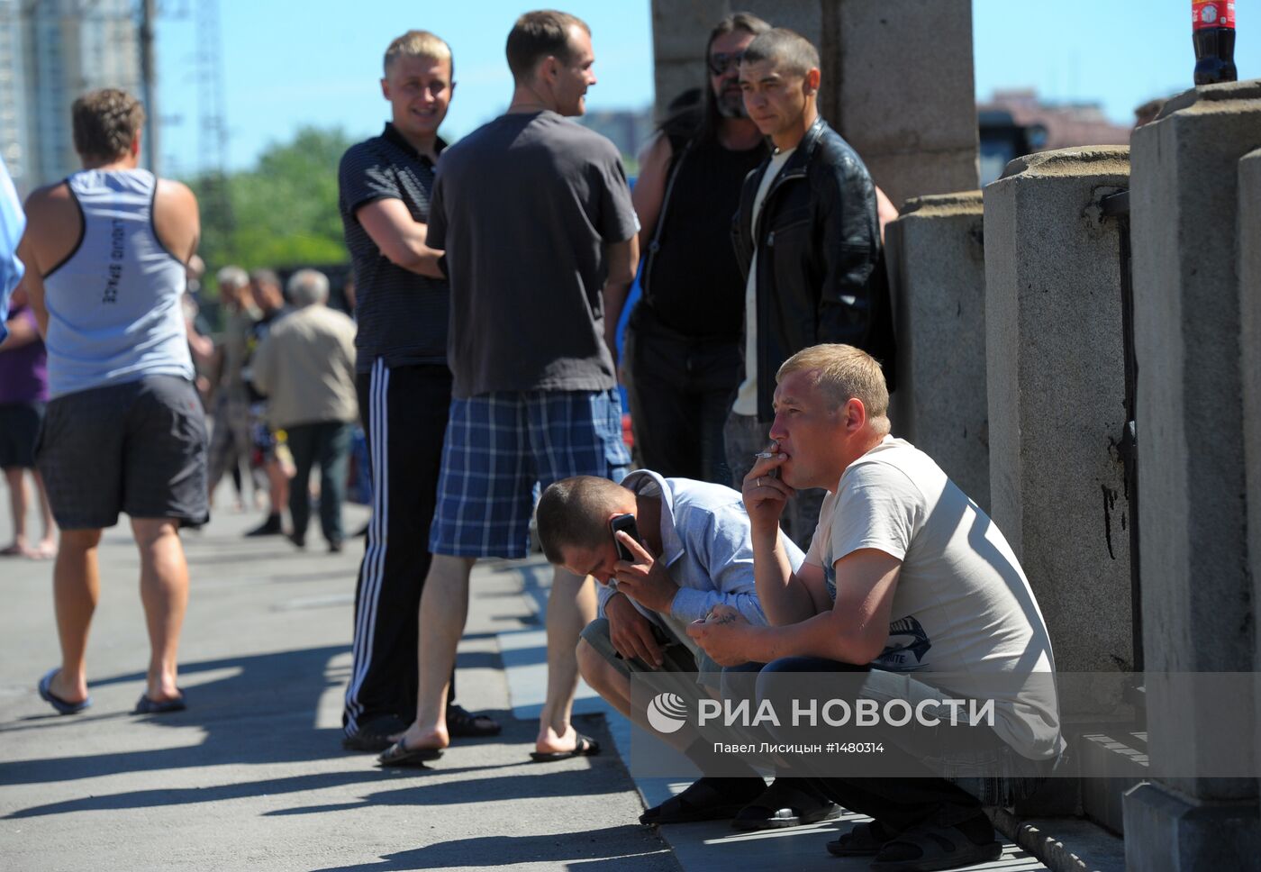 Фото в общественных местах. Мужчины курят на улице. Человек в людном месте. Курение на улице. Курящие мужчины на улице.