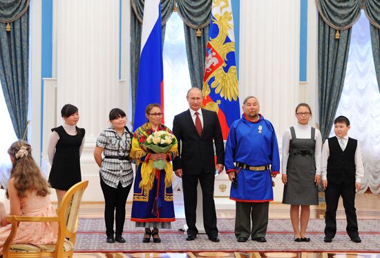 Церемония вручения В.Путиным ордена "Родительская слава"
