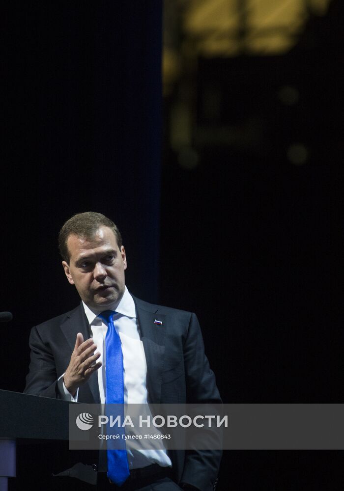 Дмитрий Медведев на пленарном заседании Форума деловых людей