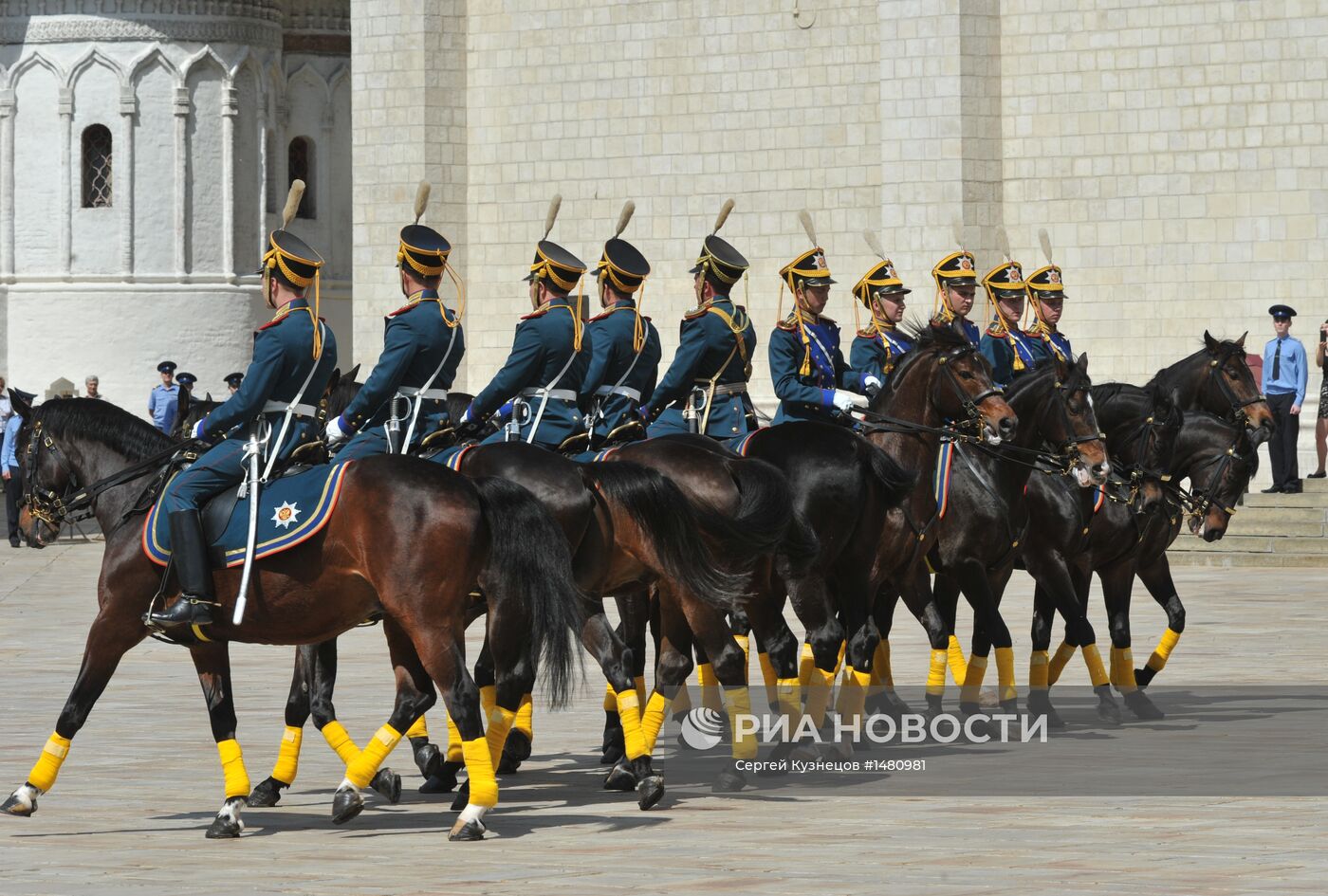 Развод конных и пеших караулов с детской группой конного церемон