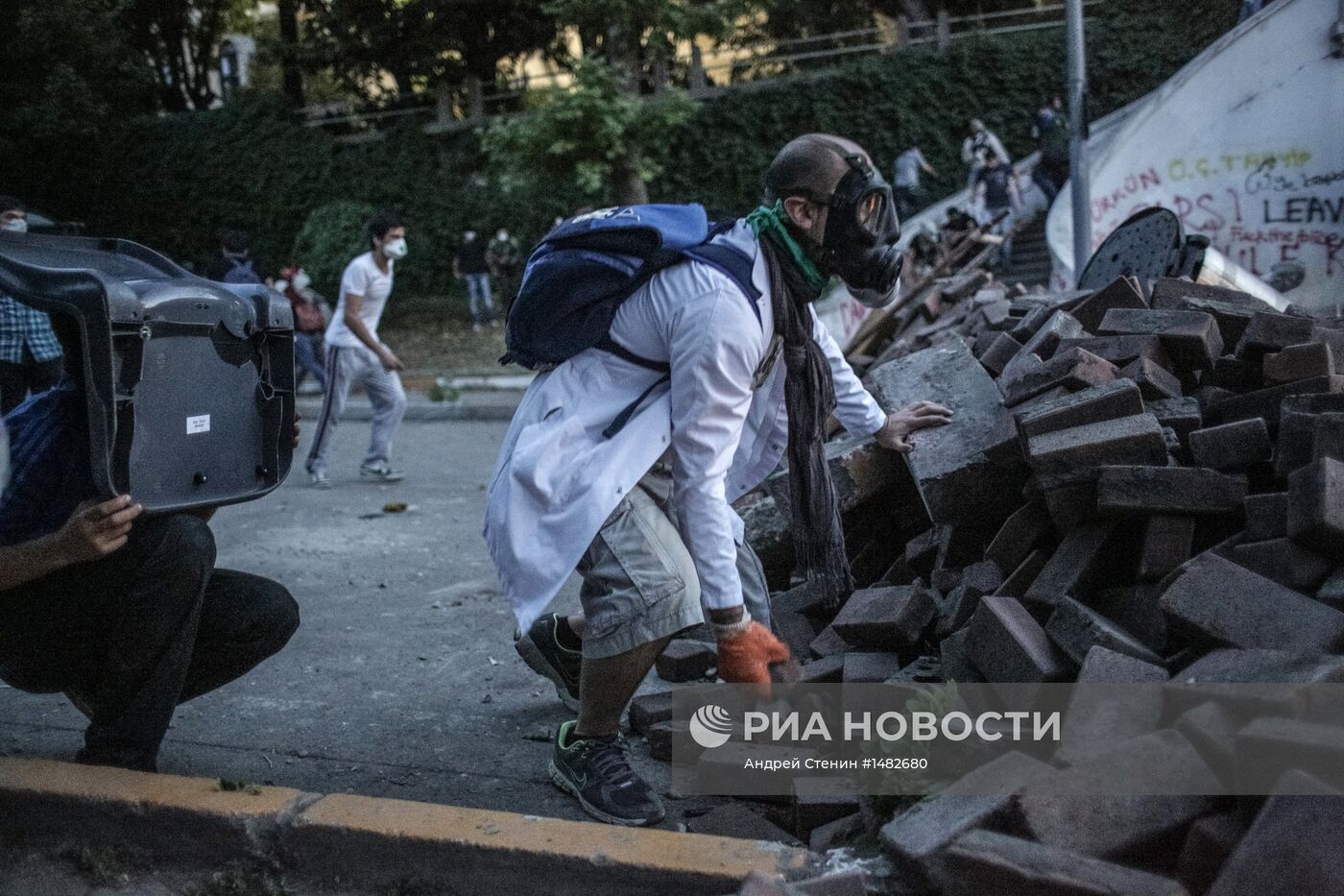 Столкновения протестующих и полиции в Турции