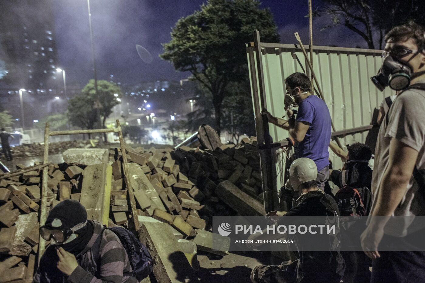 Столкновения протестующих и полиции в Турции