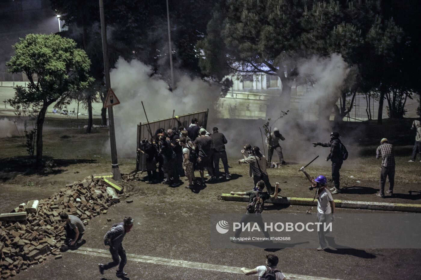 Столкновения протестующих и полиции в Турции