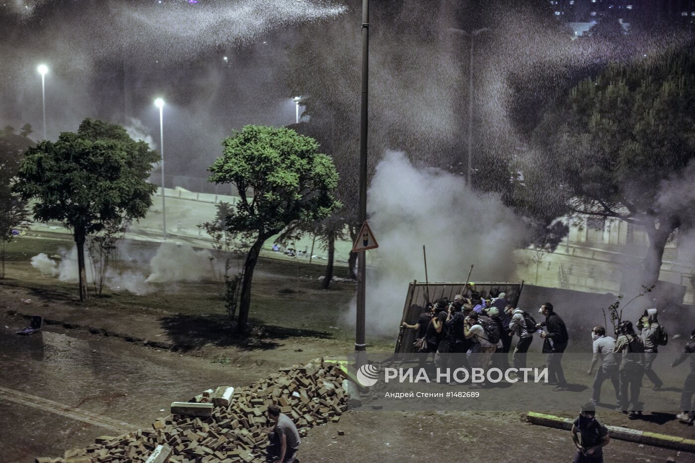 Столкновения протестующих и полиции в Турции