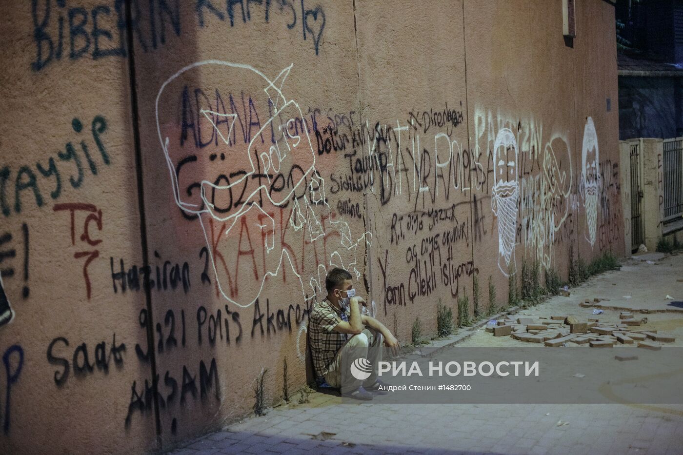 Столкновения протестующих и полиции в Турции