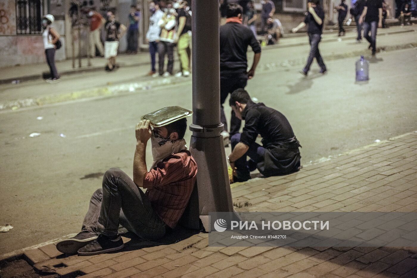 Столкновения протестующих и полиции в Турции