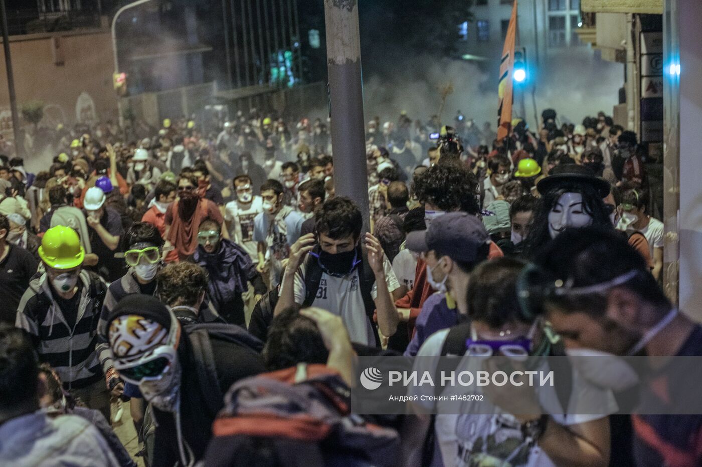 Столкновения протестующих и полиции в Турции