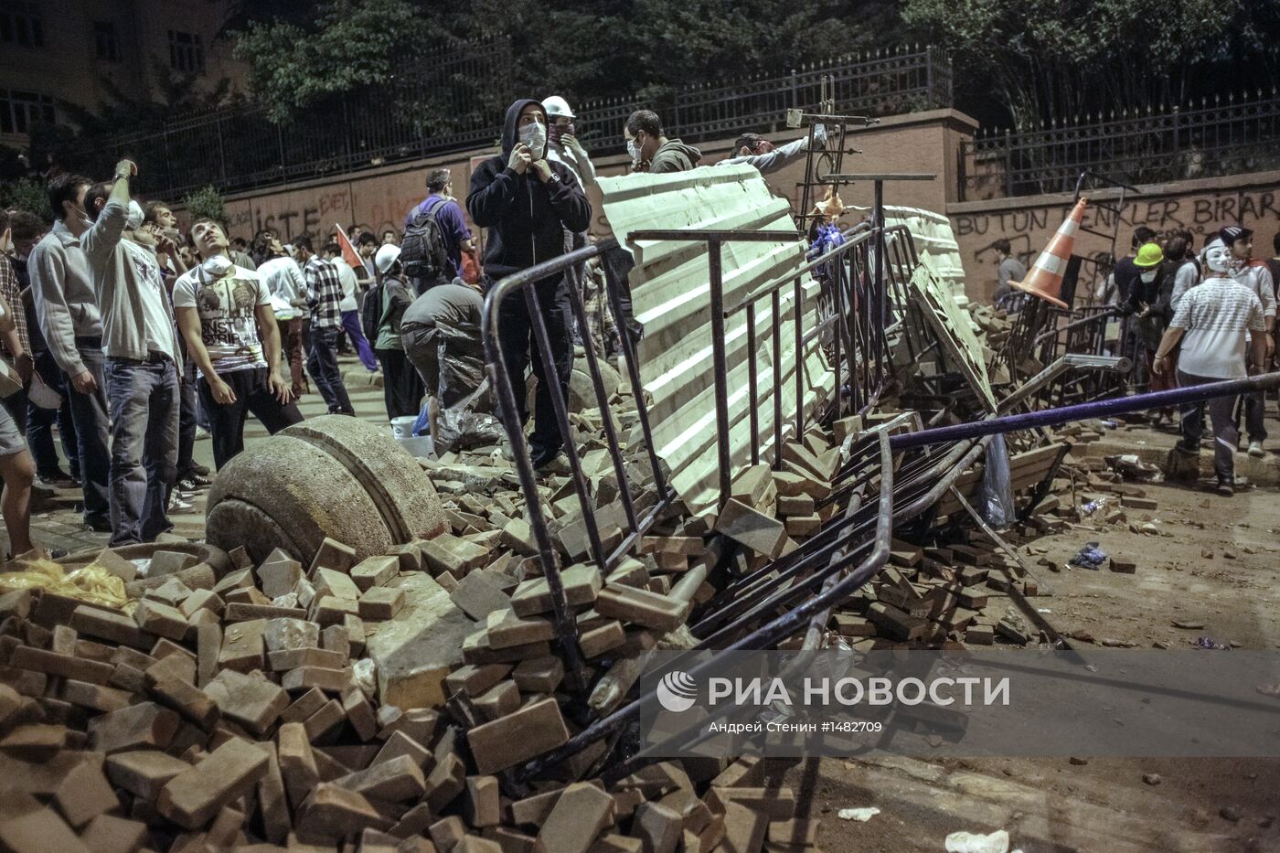 Столкновения протестующих и полиции в Турции