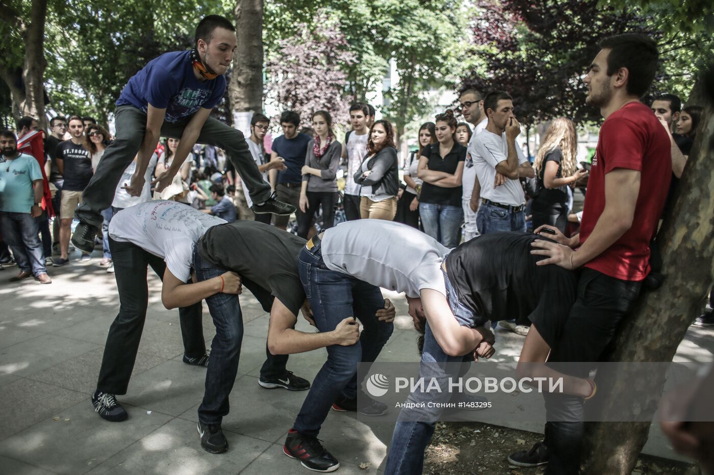 Столкновения протестующих и полиции в Турции