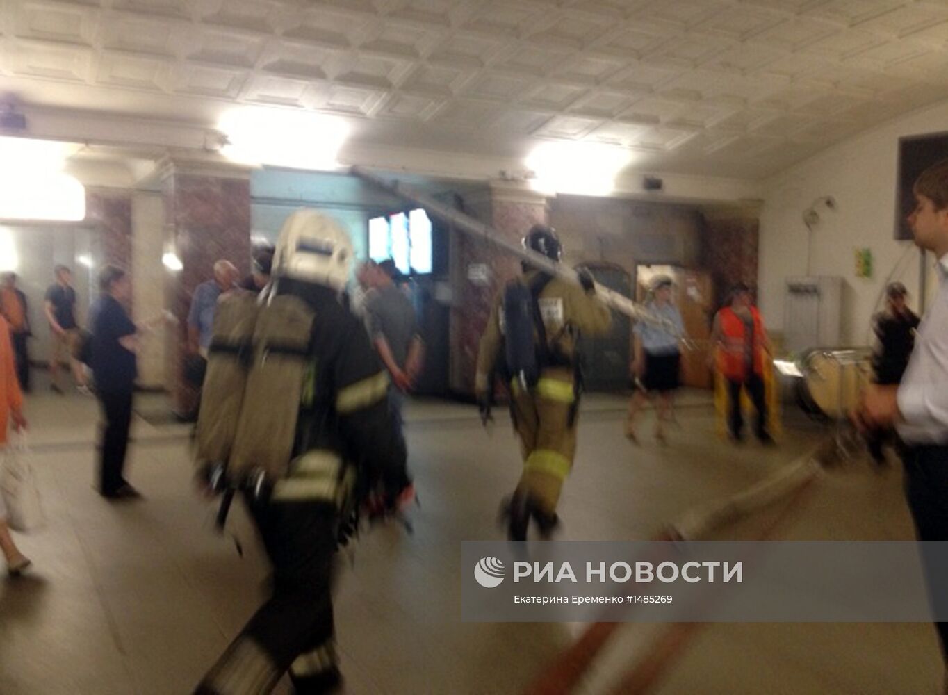 Станцию метро "Охотный ряд" в центре Москвы закрыли из-за пожара