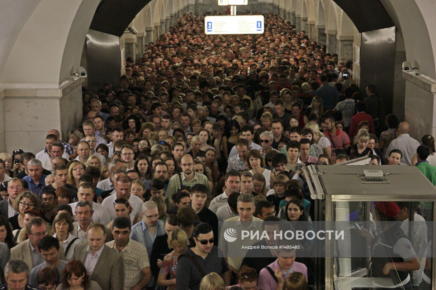 Станцию метро "Охотный ряд" в центре Москвы закрыли из-за пожара