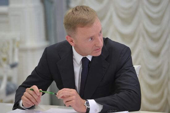 В.Путин провел совещание по вопросам школьного образования