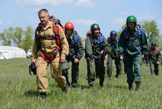 Тренировка лесных пожарных-парашютистов