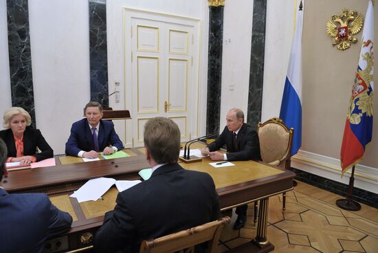 В.Путин проводит совещание в Кремле