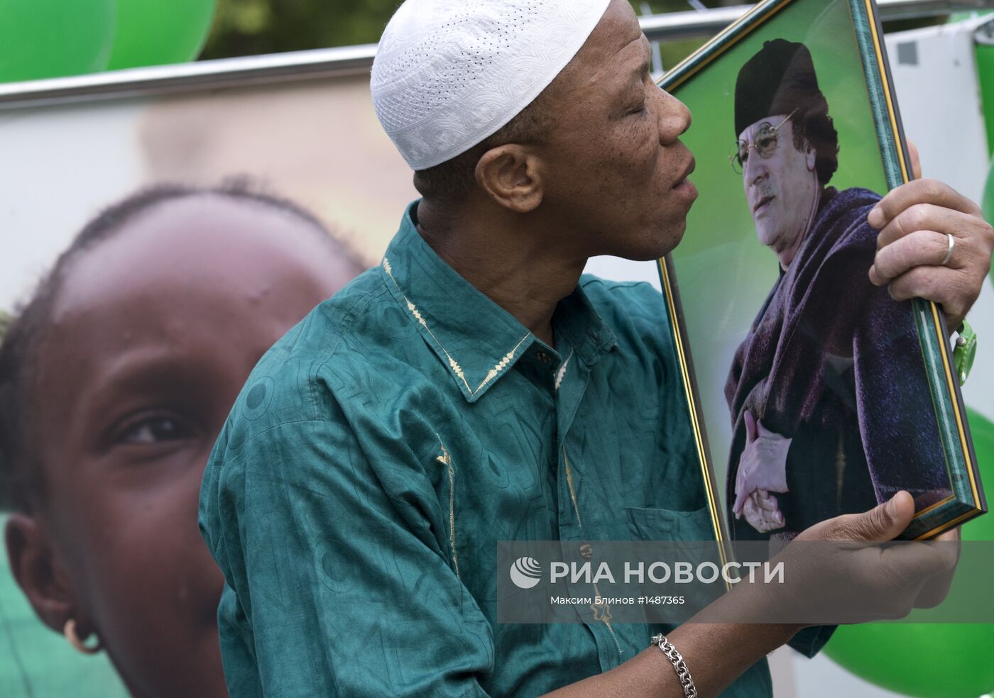 Акция "В честь дня рождения Муаммара Аль-Каддафи" в Москве