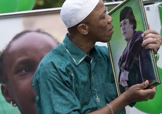 Акция "В честь дня рождения Муаммара Аль-Каддафи" в Москве