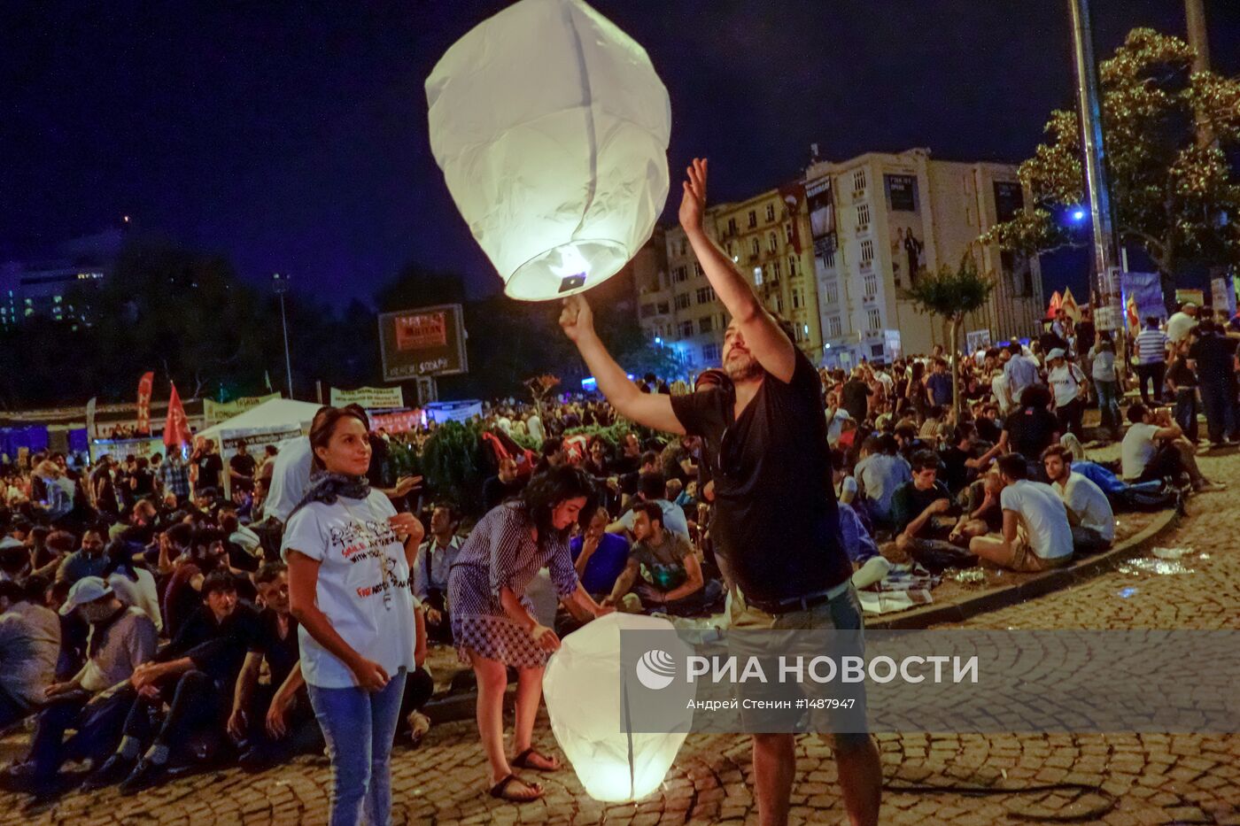 Митингующие на площади Таксим в Стамбуле