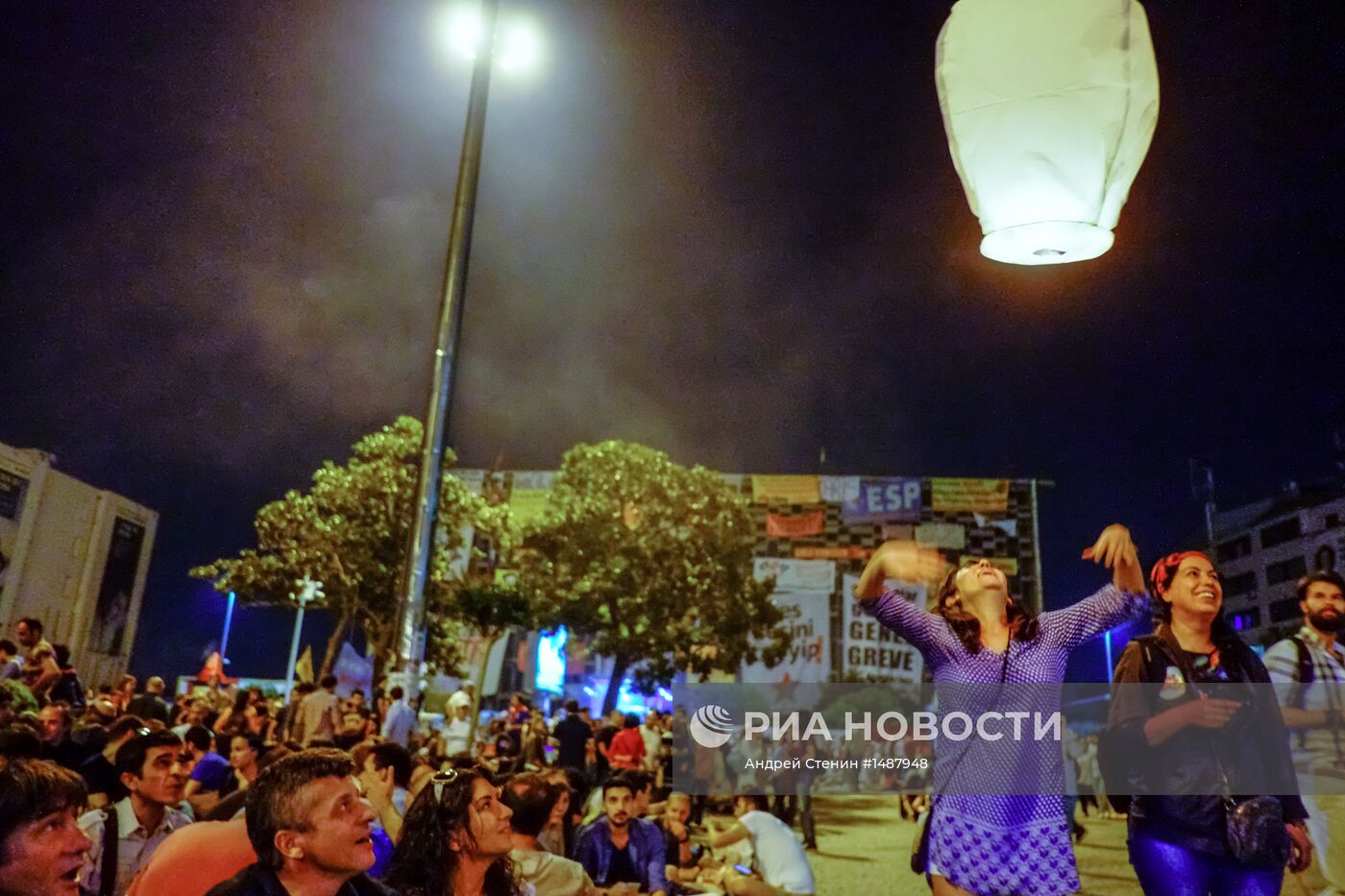 Митингующие на площади Таксим в Стамбуле