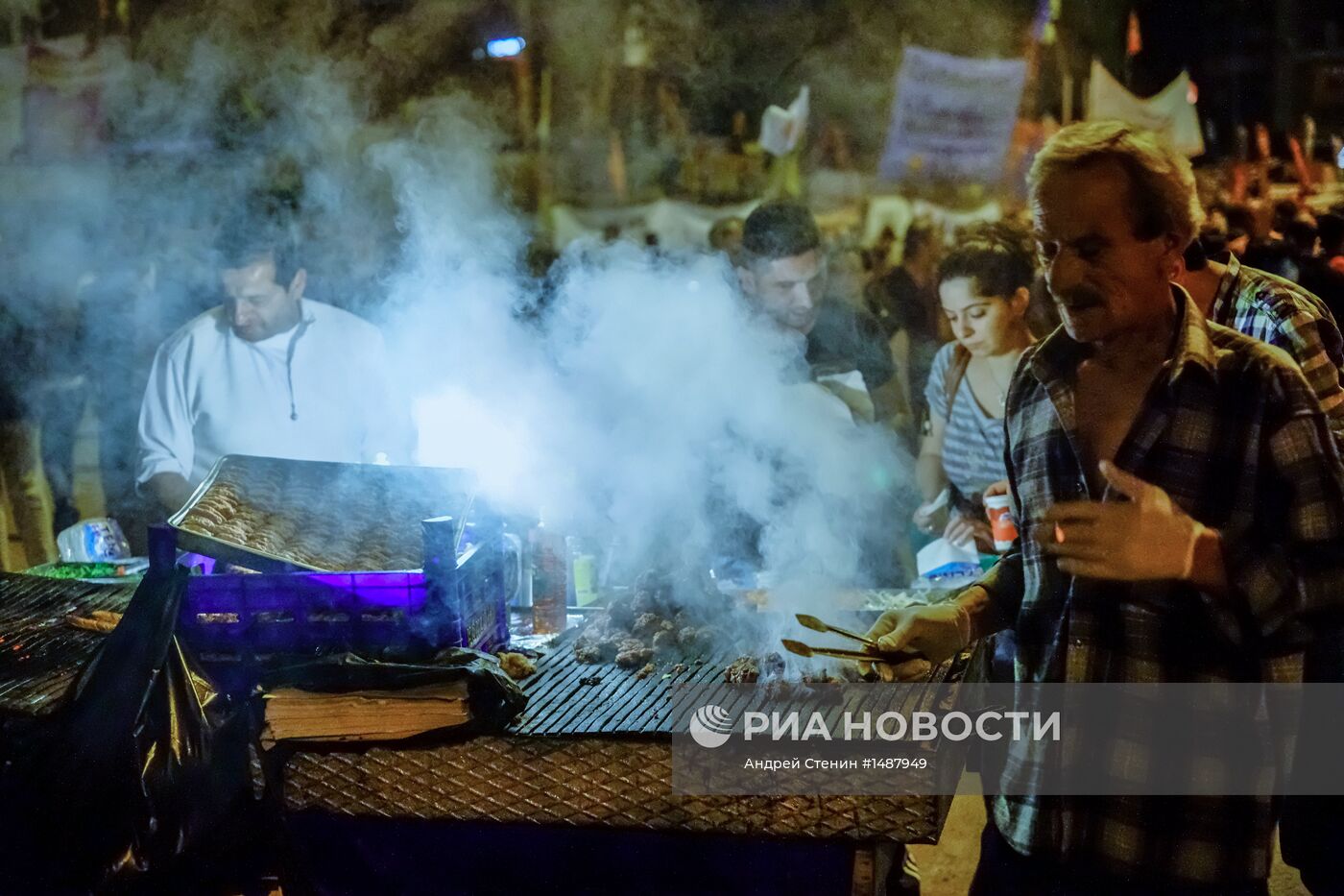 Митингующие на площади Таксим в Стамбуле