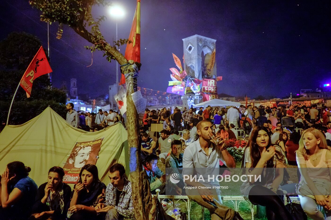 Митингующие на площади Таксим в Стамбуле