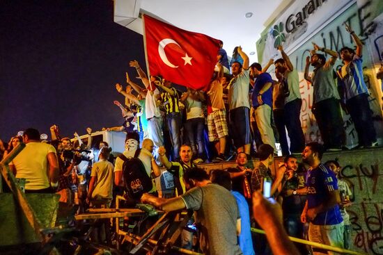 Демонстрации на площади Таксим в Стамбуле